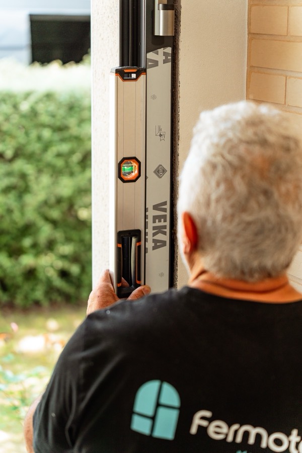 Contrôle de l'aplomb d'une fenêtre PVC