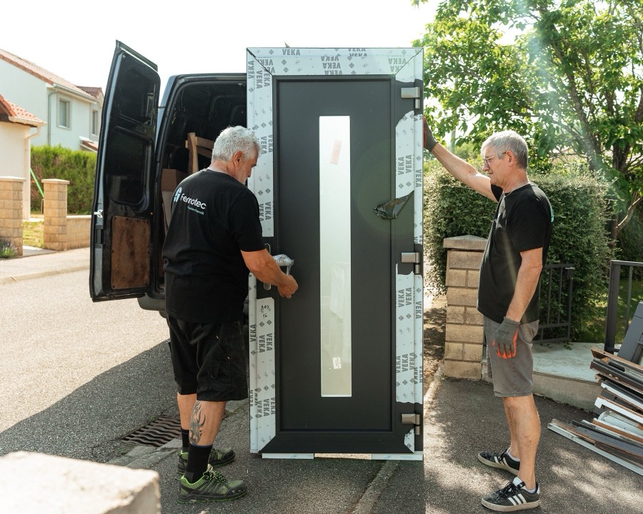 Xavier et Patrick livrant une porte d'entrée