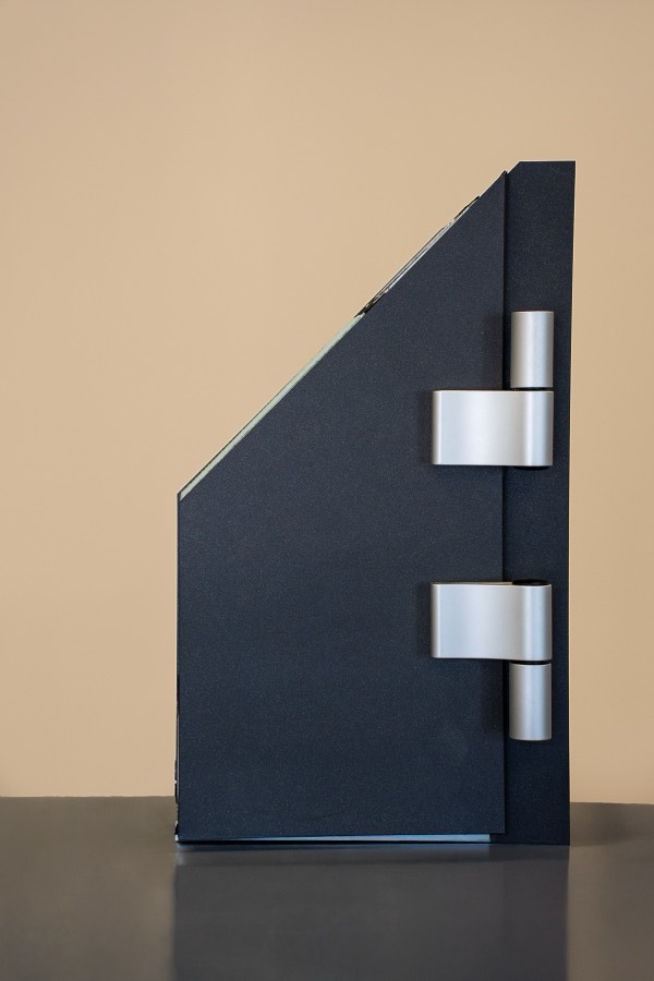 Échantillon de porte gris anthracite avec ses paumelles