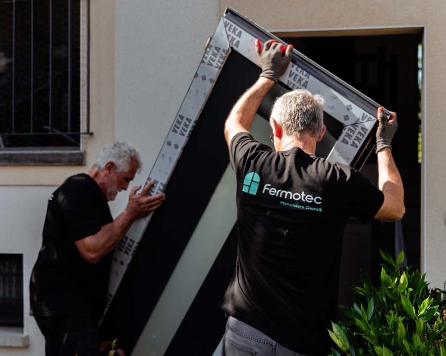 Livraison d'une porte d'entrée sur le chantier