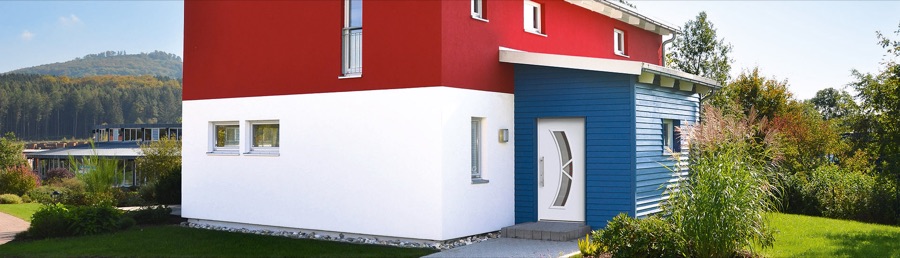 Maison moderne équipée de fenêtres PVC blanches