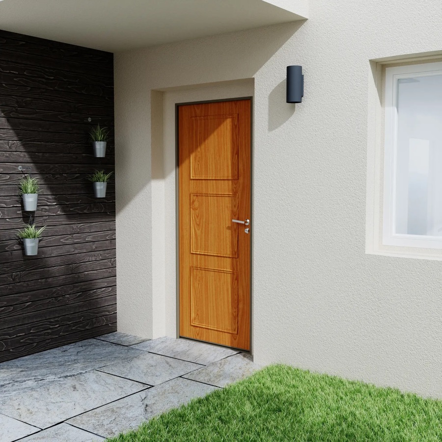 Porte blindée en finition bois sur une maison