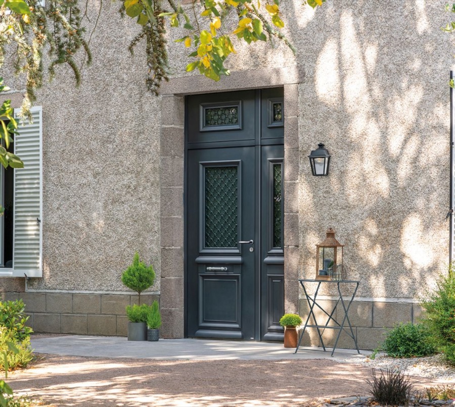 Porte d'entrée gris anthracite sur une maison ancienne