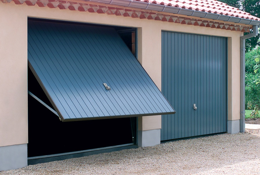 Porte de garage basculante en cours d'ouverture