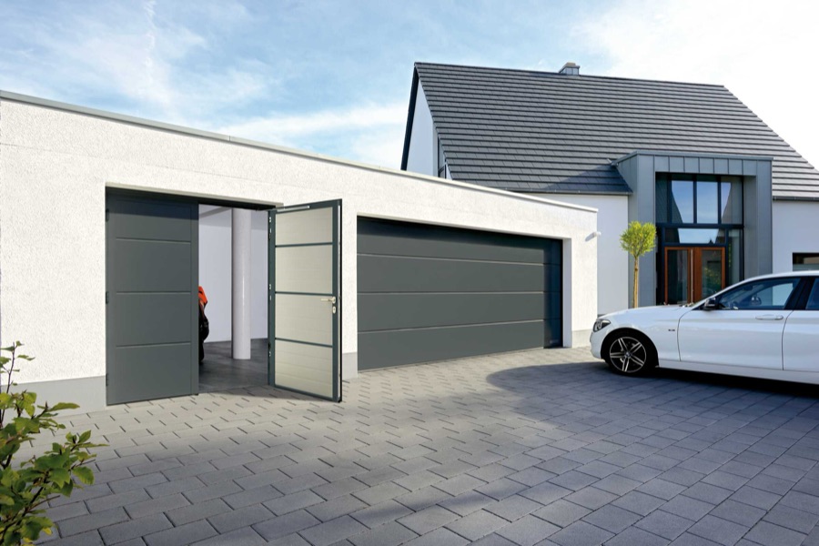 Porte de garage battante deux vantaux anthracite sur un garage moderne