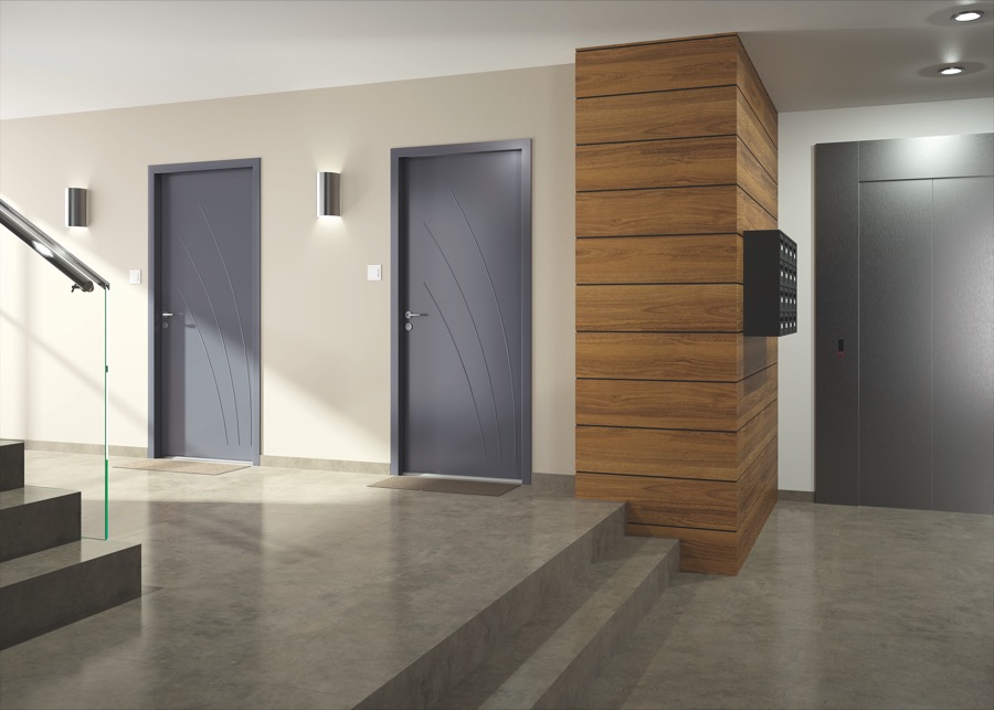 Portes palières gris anthracite sur un palier d'immeuble moderne