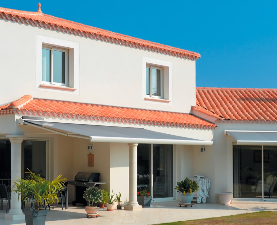 Store coffre Kolibri déployé au-dessus de la terrasse d'une villa